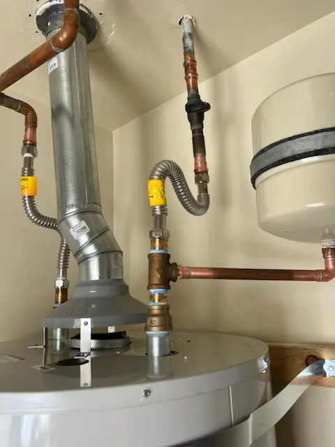 Water heater installation and plumbing repair in La Viña